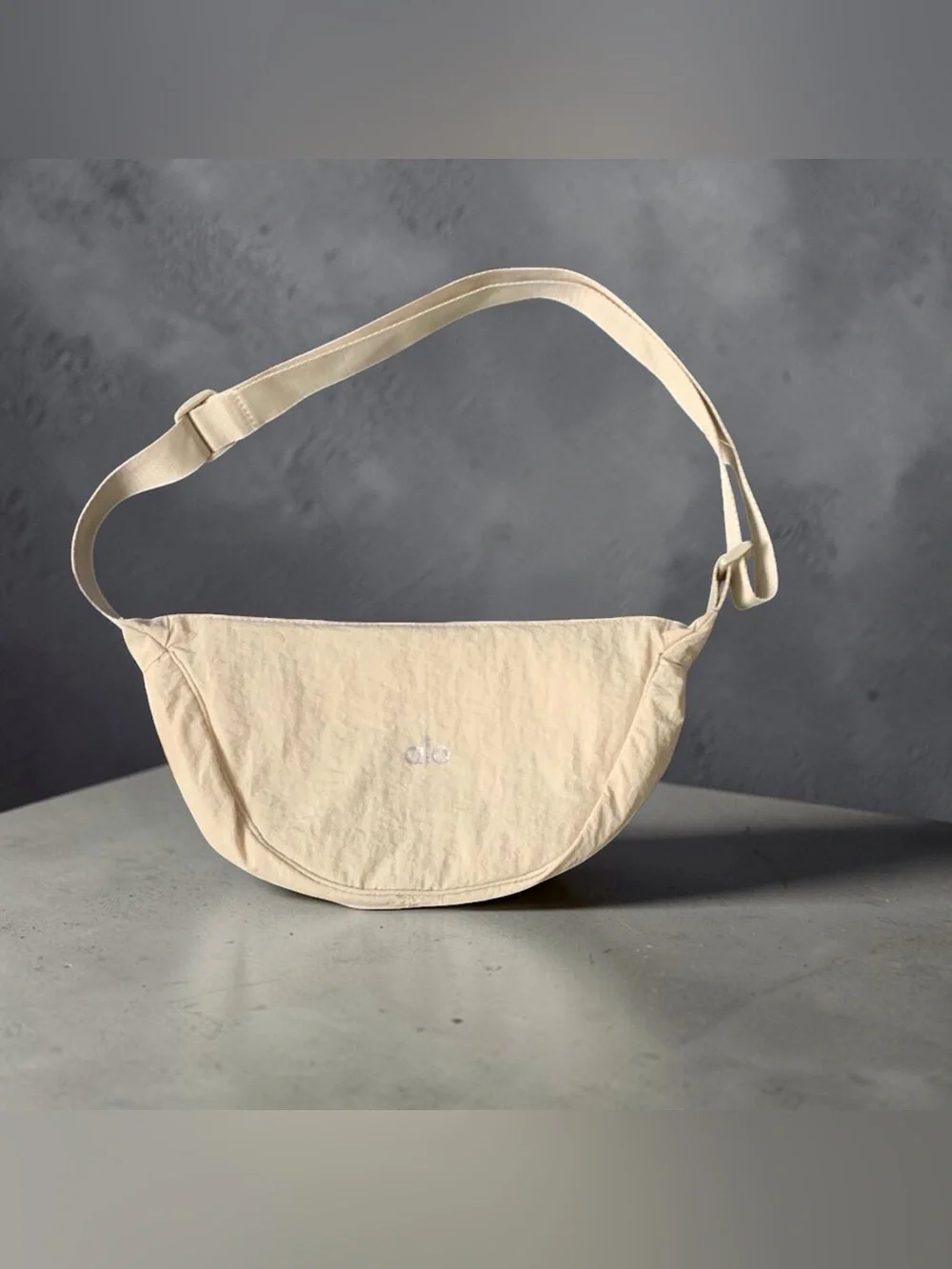 🤩ALO Yoga Cream Crossbody Sling